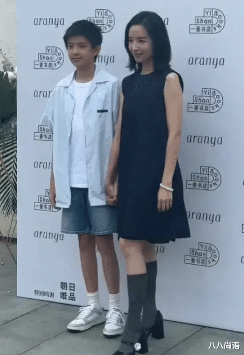 潘粤明|13岁顶顶长大了!新照个头快赶上妈妈,五官却越长越像爸爸潘粤明