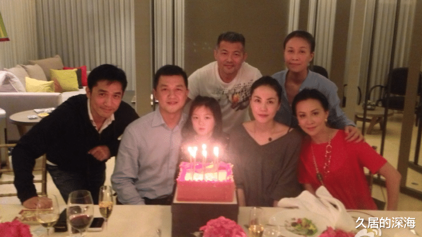 李亚鹏|51岁李亚鹏承认再婚，新娘系彝族女模特，交往2年就修成正果