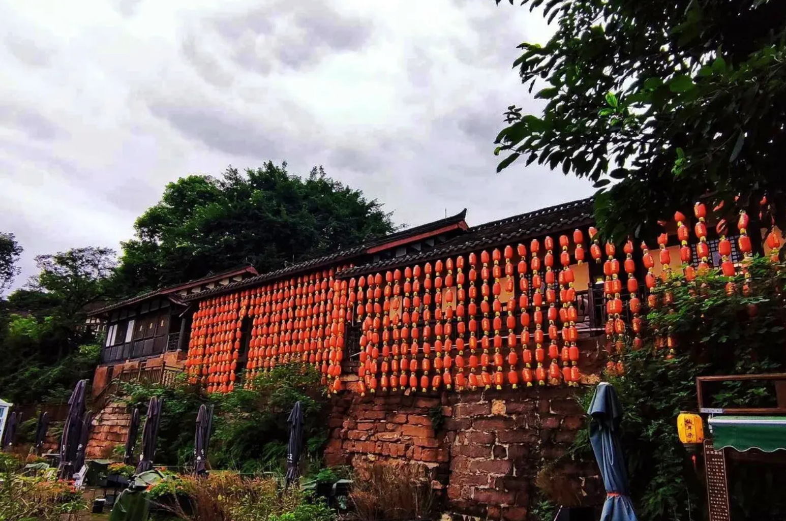 旅游业|成都仅存山地古镇：古街、露营、烧烤、玩水，25℃的夏天