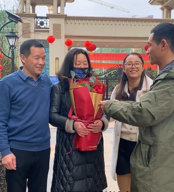 张玉环|张玉环城里老婆下地干活，虽然动作不娴熟，但依然被网友赞扬！