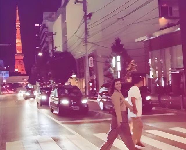 李嘉欣|李嘉欣牵手许晋亨同游东京，力破夫妻不和传闻，两人依旧很腻歪