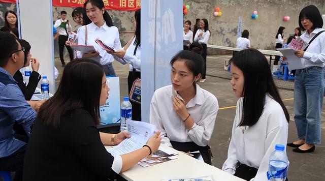 hr|“刚毕业别太在意工资”，HR聊天记录火了，网友：这不是PUA吗