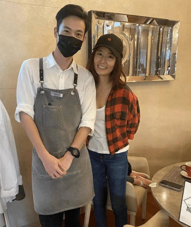 林心如|林心如聚会面色暗淡,林熙蕾略胜一筹