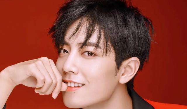 肖战|肖战从顶流到全网黑,给杨紫提裙反被无视,他靠什么固粉?