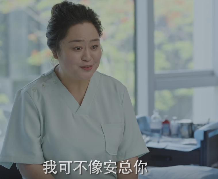 操纵股价|女总监也可以穿平底鞋，《女士的品格》万茜刘敏涛职场造型有新意