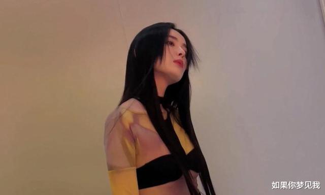 古力娜扎|娜扎广告大片惹争议，身材太好眼神迷离太前卫，被质疑打擦边球