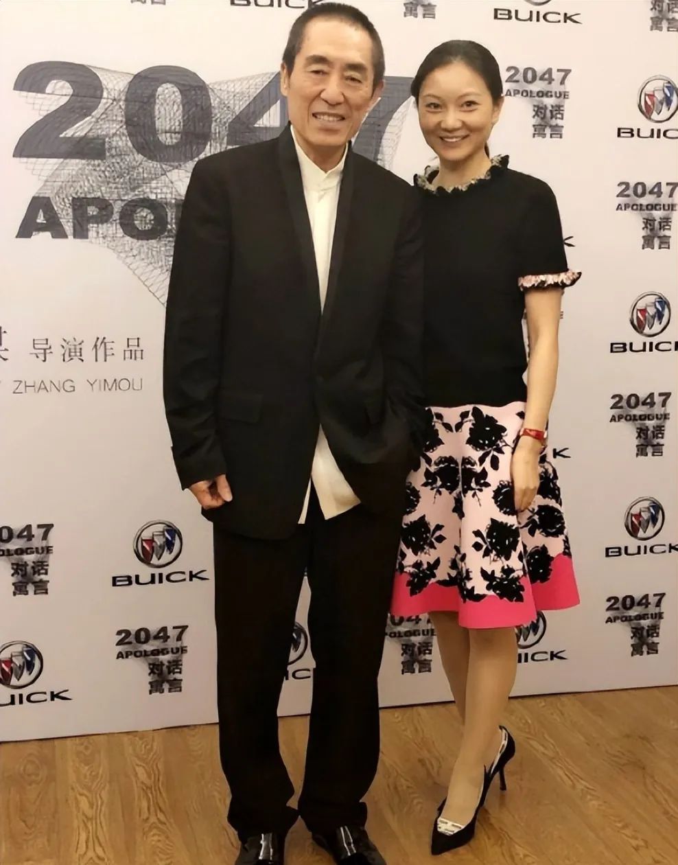 张艺谋|张艺谋72岁宝刀未老,穿一万潮鞋健步如飞,娇妻在后面都有点跟不上了