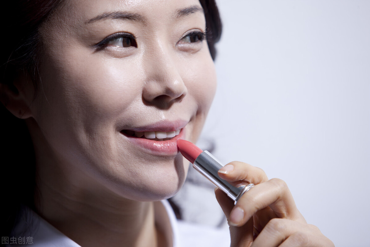 淡妆 建议50+岁的女人:出门尽量化淡妆,教你7顺序,简单易学还耐看。