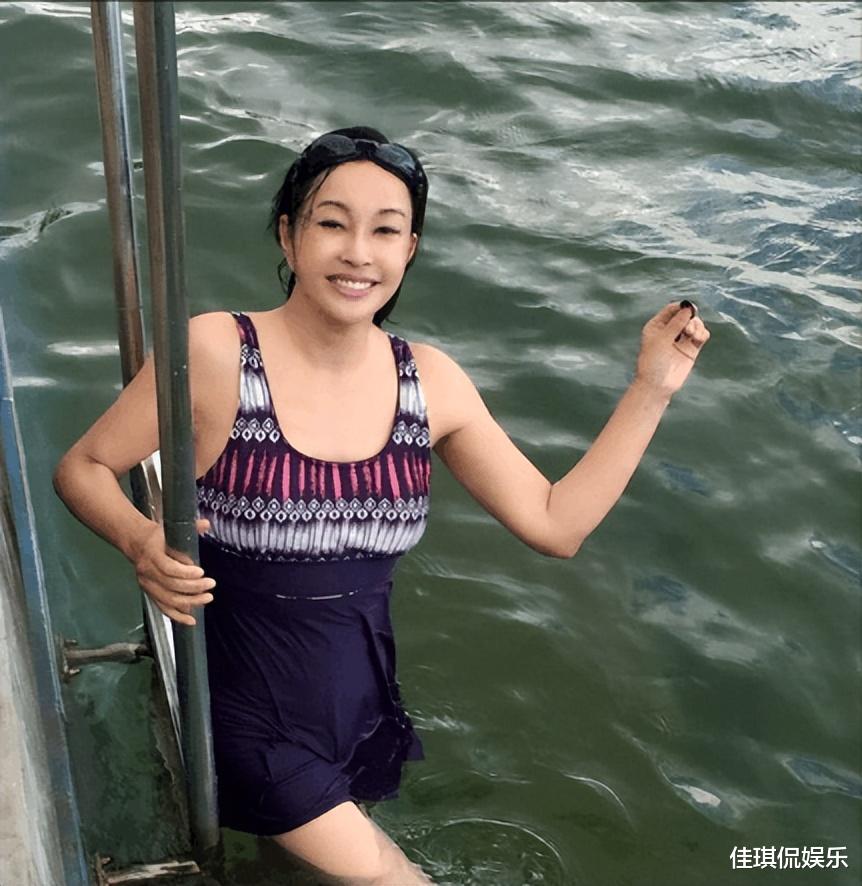 刘晓庆|不老女神崩了？65岁刘晓庆“泳池素颜照”曝光，离开精修满脸皱纹像奶奶