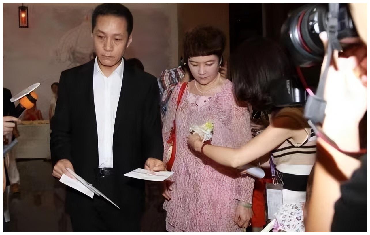 穿衣搭配 冯远征夫妇罕见合体,粉红搭配太土气,发型严厉又显老