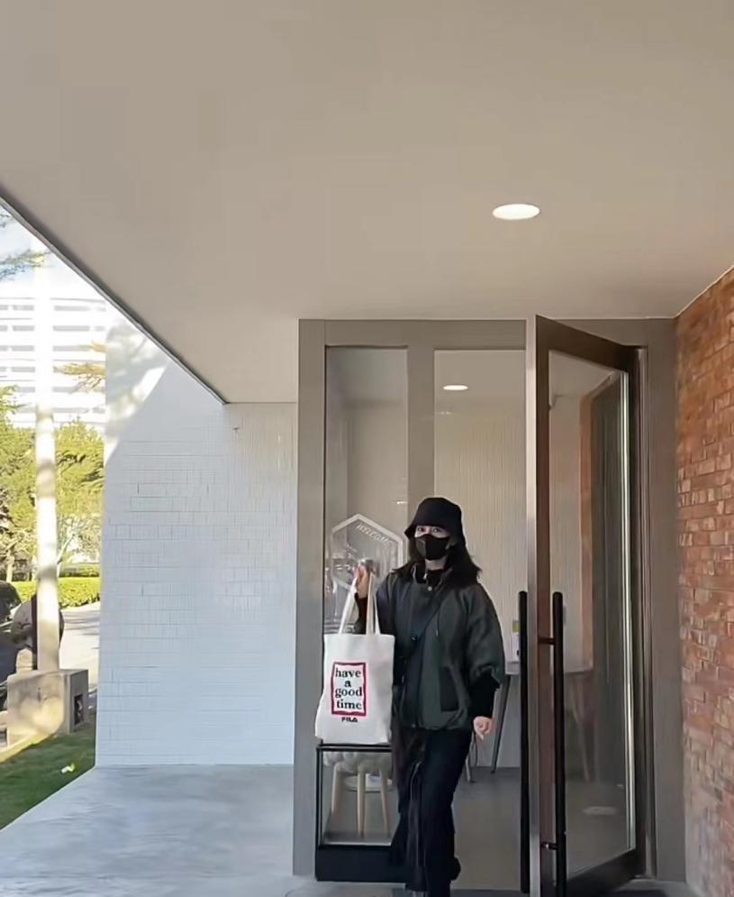 高圆圆|高圆圆私下生活太惬意！大口吃美食好享受，和店员热聊好亲切