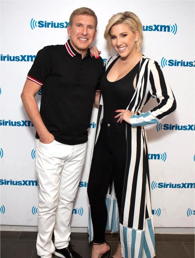 朱莉|真人秀夫妇双双入狱，25岁姐姐成了16岁弟弟和12岁侄女的监护人