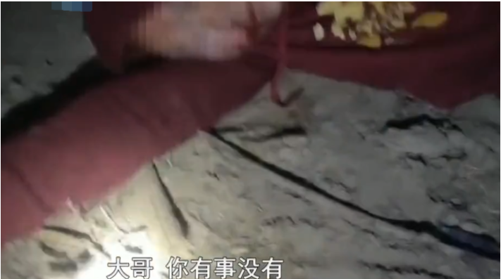河北,杨先生开货车拖货,到目的地时,已经天黑,他就将车停在道路上