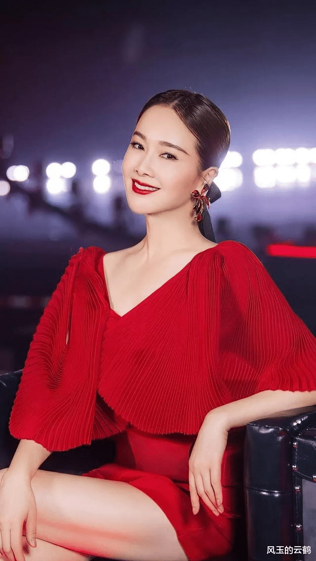 左小青|左小青，气质迷人，丰满身材，成熟女人之美