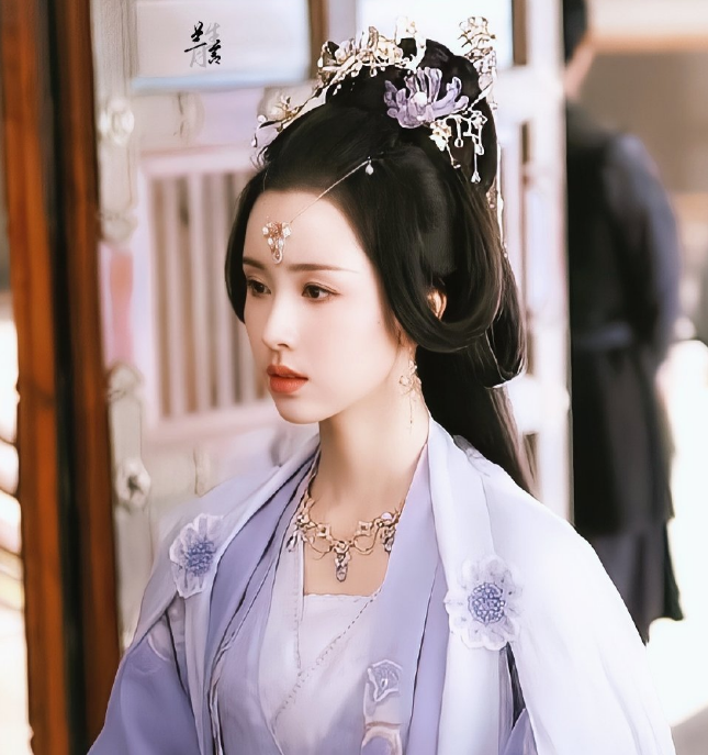 陈都灵|陈都灵《长月烬明》庆生照曝光,清冷似月下仙,侧颜神似刘亦菲!