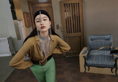 倪妮|倪妮气质绝了，皮粉色西装帅气知性，白色红苹果印花短袖清新甜美