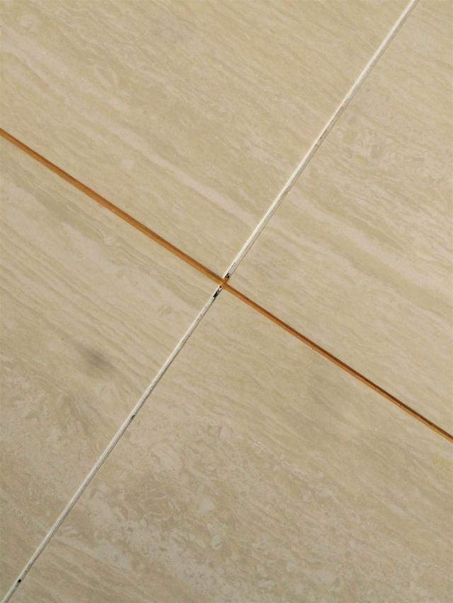 瓷砖美缝40元一平，我嫌价格太贵，亲自动手却全毁了，无奈返工