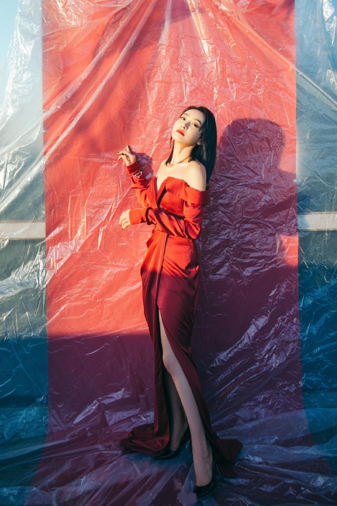 佟丽娅|红毯比拼佟丽娅真美，格纹拖尾裙子优雅俏皮，白色绣花裙难掩仙气