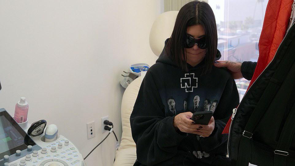 考特尼·卡戴珊|妈妈,不要接吻!模特考特妮卡戴珊9岁的女儿 ,对新爸爸提出抗议