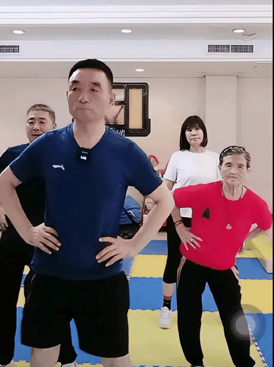 黄圣依|黄圣依九旬婆婆一天播两场,轮流帮2个女儿,网友:到底有没有钱?