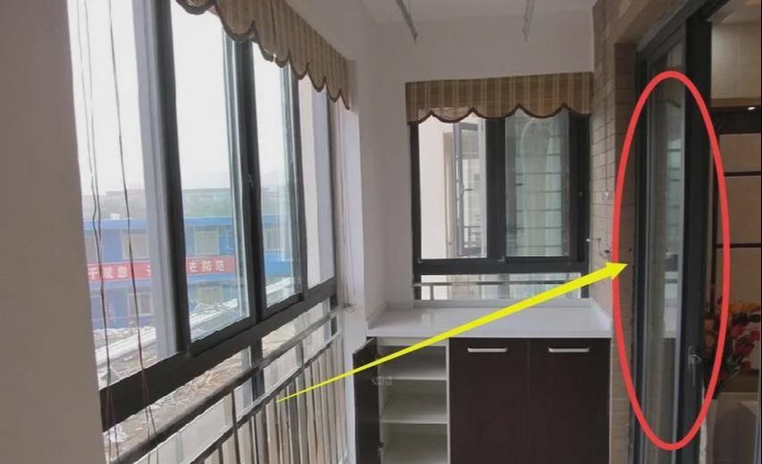越来越多人阳台不装推拉门,现在流行这样做,太聪明了