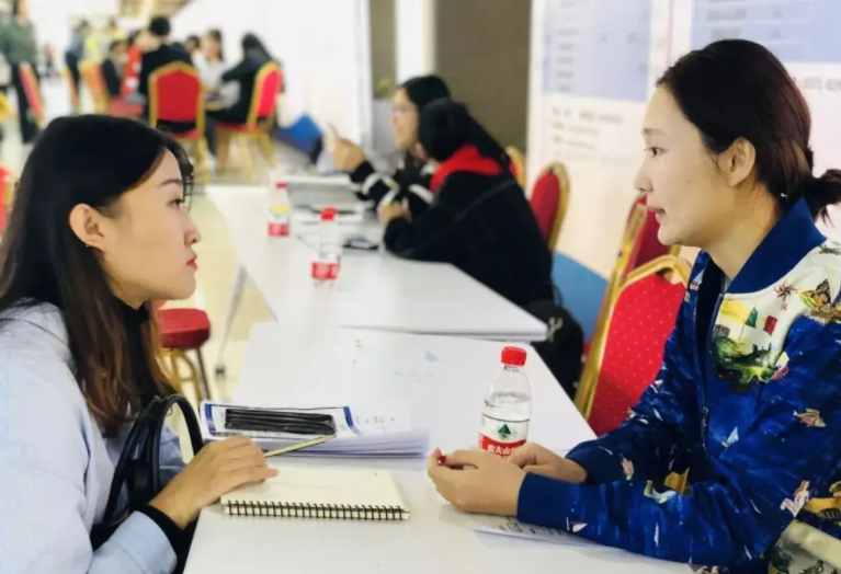 衬衫|毕业后回老家还是去大城市，过来人表示，辞职后才明白差别之大