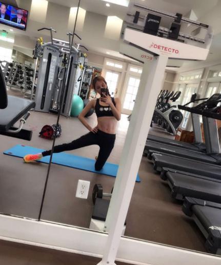 参观马景涛住的豪宅,户外有独立的大院子,客厅吊顶太科幻了