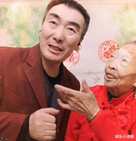 李玉成|86岁马玉琴唱情歌，流口水与李玉成互动被无视，网友：早晚被抛弃