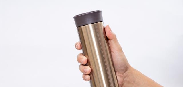 央视曝光“毒保温杯”！热水可变“毒水”，家长们要注意了