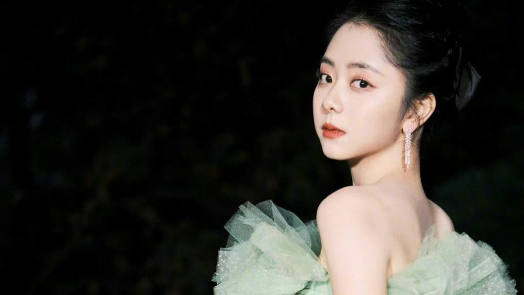谭松韵|32岁谭松韵好少女，一袭薄荷绿薄纱长裙清新灵动，宛若18岁