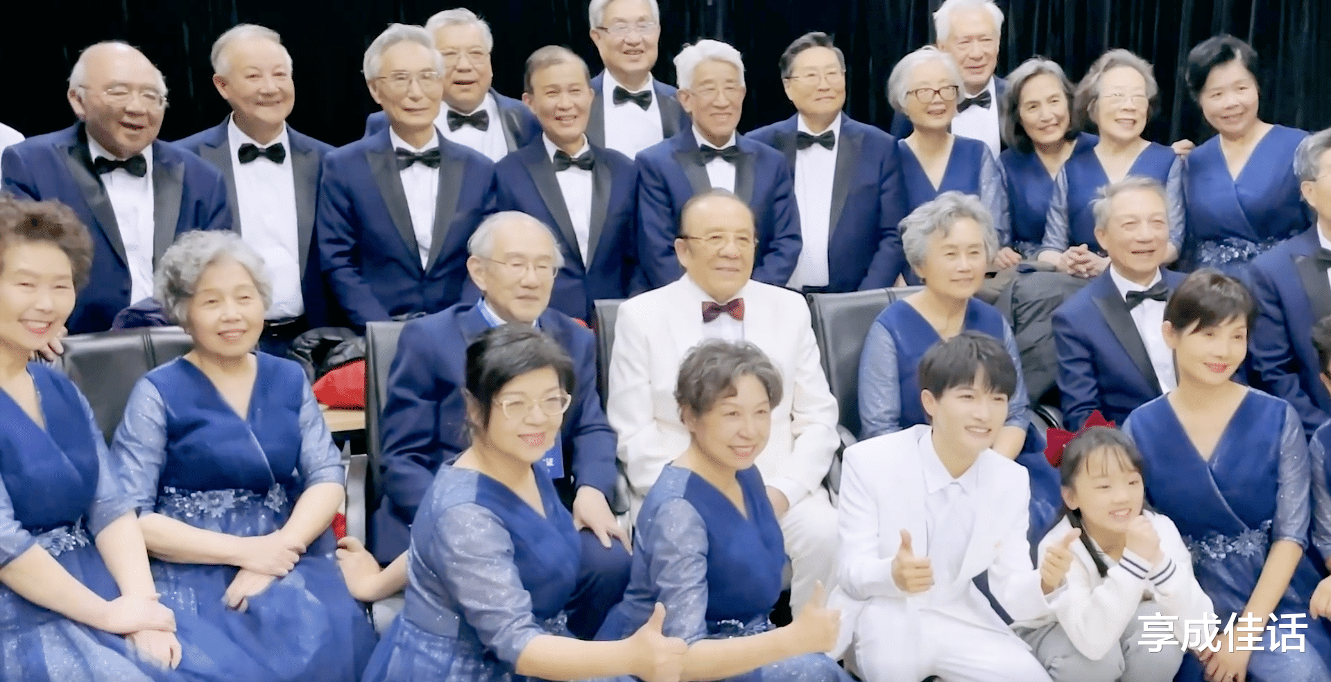 周深|周深的教养刻在了骨子里，从一个举动能证明，难怪这么多人喜欢他