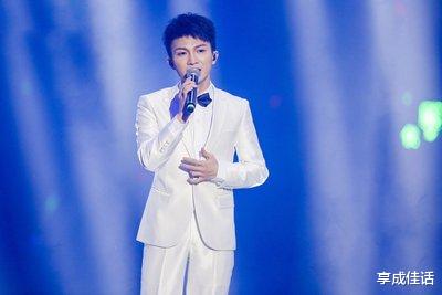 周深|周深的教养刻在了骨子里，从一个举动能证明，难怪这么多人喜欢他