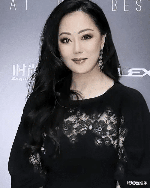 卷发|59岁港星保养太好遭催促！头发浓密皮肤紧致，出教程教网友护发