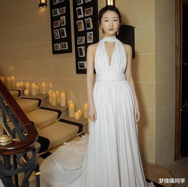 周冬雨|周冬雨疯了吧？深V礼服直开到腰，奈何“平板身材”无料可秀
