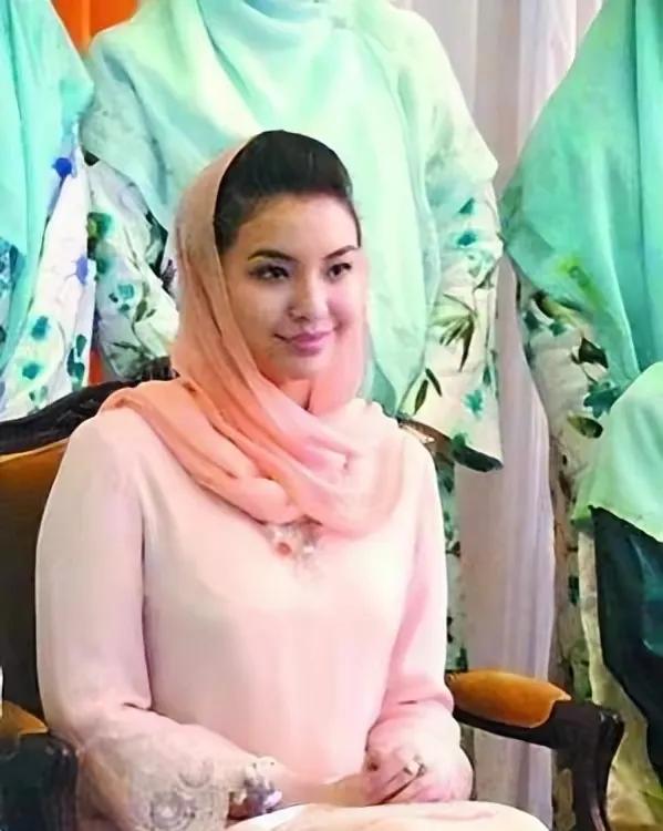 超模|马来西亚最惨王妃 名模出身却被母亲背叛 遭丈夫家暴 后逃出活成自我