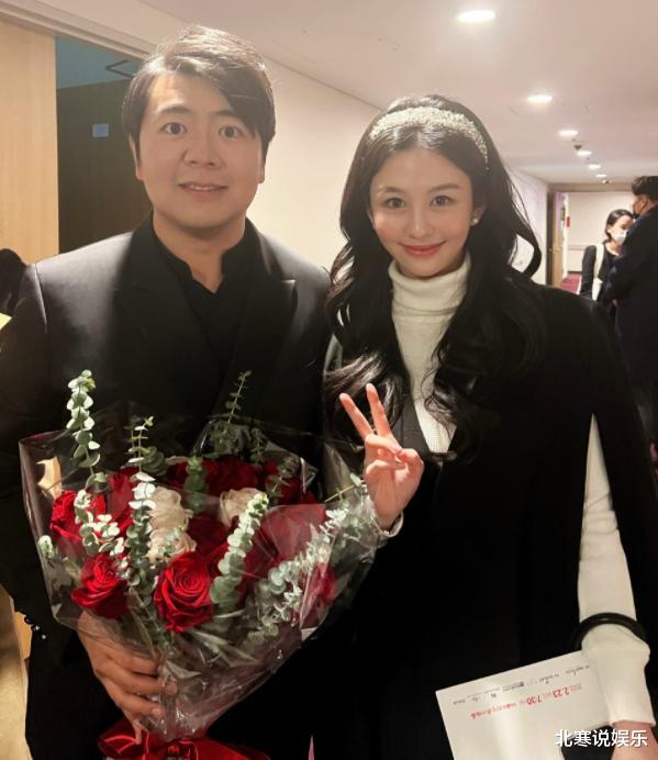 那英|邱淑贞女儿看郎朗夫妇演出！穿短裙露一双细腿，五官精致眼睛超大