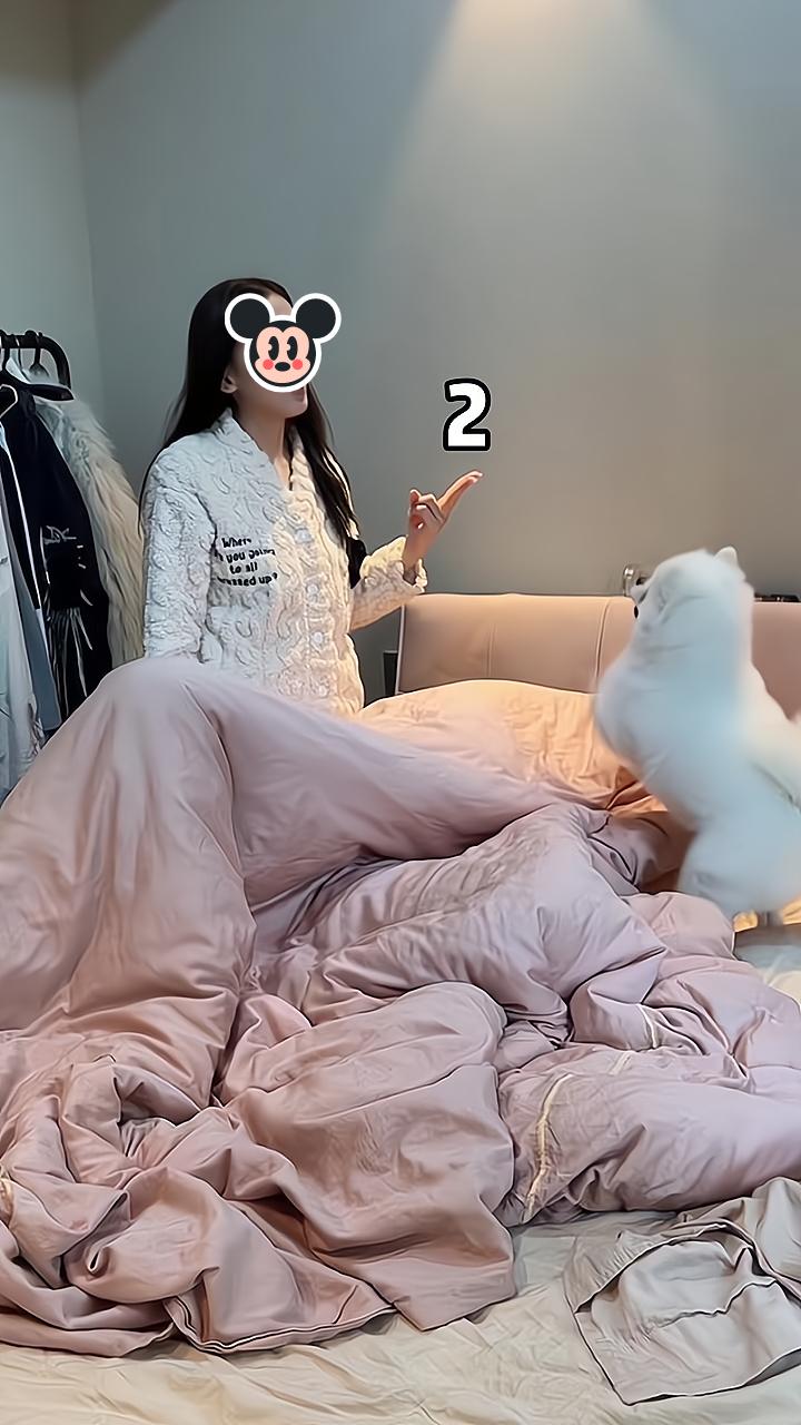 丈夫工作回来不洗澡就躺在床上休息,妻子劝说无果,把他扛出卧室