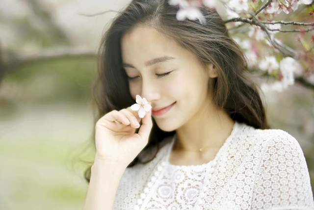 Angelababy|Angelababy晒春日樱花随拍,网友评论:人比花美