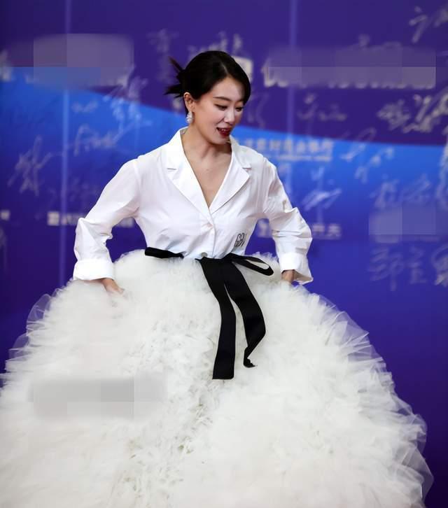 贾玲|百花奖红毯：佟丽娅气质绝，张小斐好会穿，贾玲你怎么又胖了