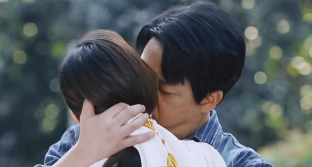 柳岩|柳岩新戏又变美了，剧中主动献吻胖男配，男方发福身材引争议