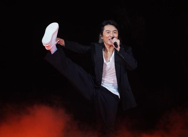 郑伊健|郑伊健开演唱会，舒淇携老公冯德伦现身支持