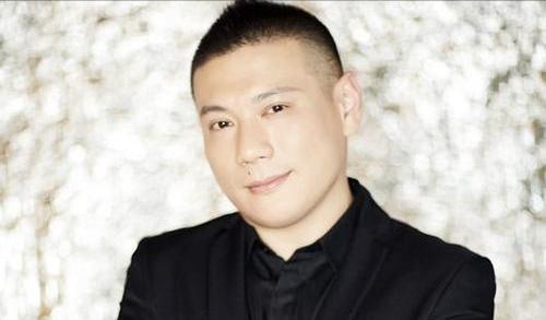 白雪|36岁娶大8岁白雪，开豪车住豪宅成人生赢家，原艺凭什么？