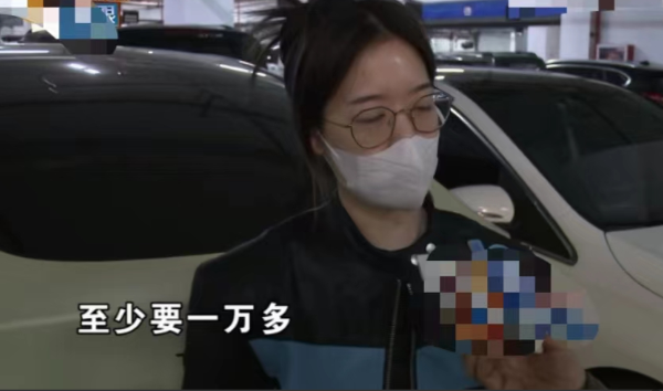 一女子把车停在地下车库,开车时发现车头有撞击痕迹。监控画面把女子吓了一跳