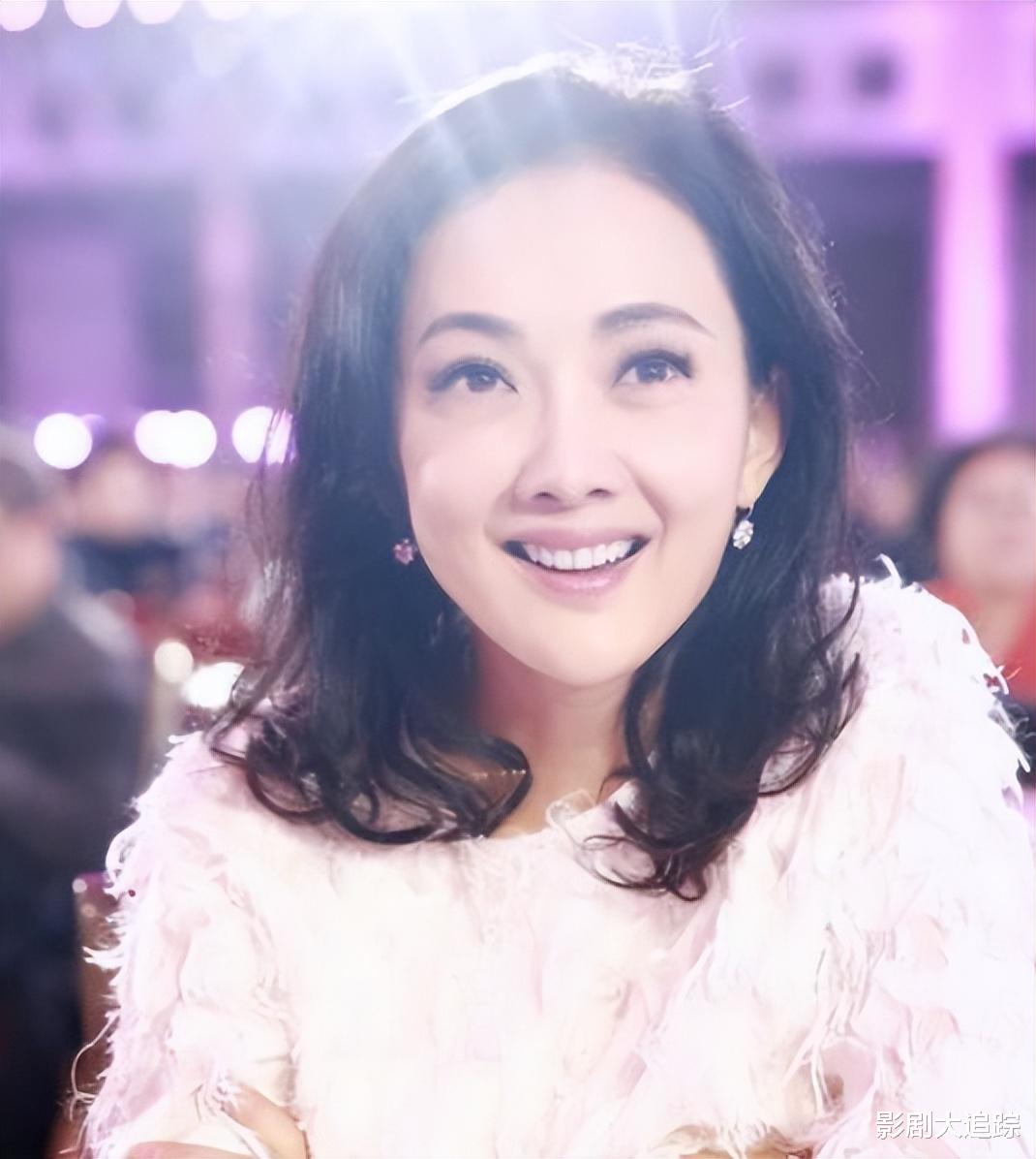 牛莉|48岁牛莉太懂生活!在家跳舞胸前露大片风景,脖子上还戴超长项链