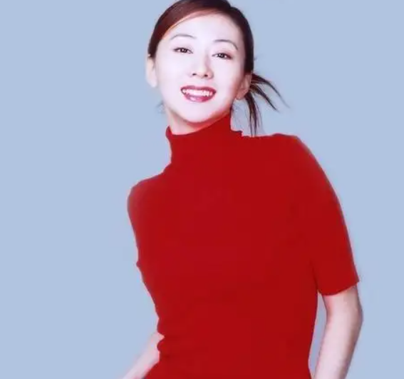 她因“人体模特”与丈夫离婚,被父亲冷战,今46岁孤身一人!