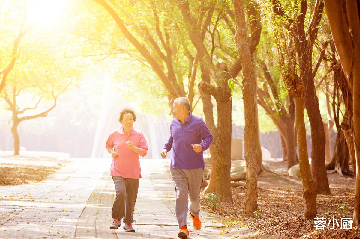 脑梗塞|中老年人“养骨”,别只懂喝骨汤,建议多吃4物,腿脚有劲精神好