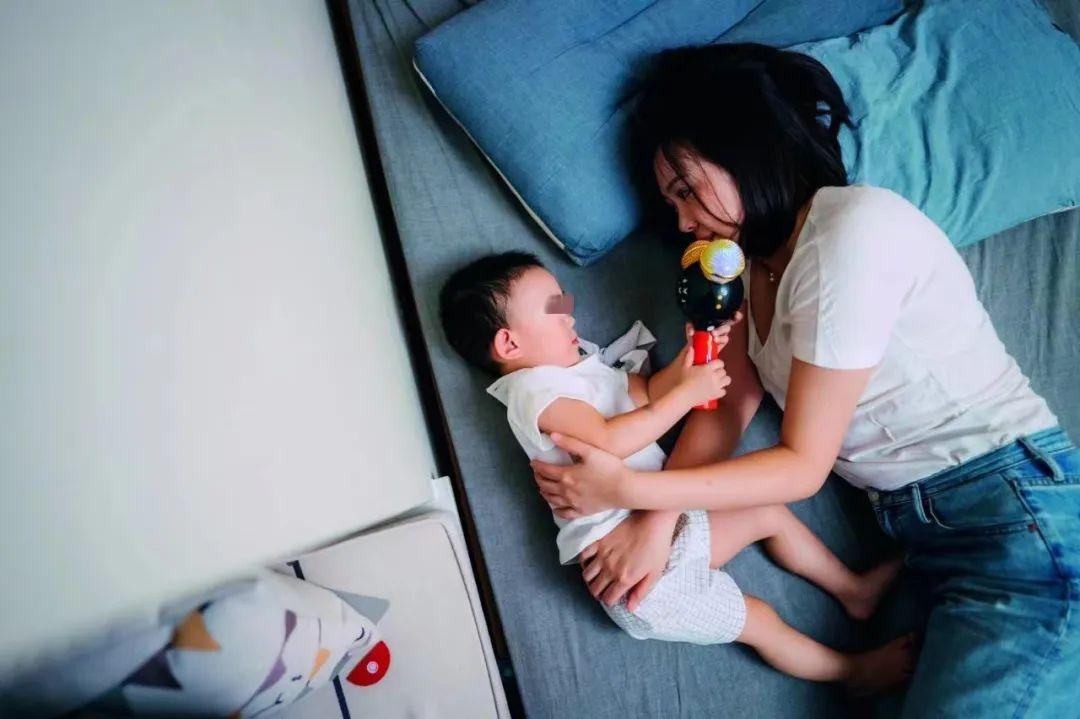 未婚妈妈5年夺子战:女法官克服压力判决,孩子得知打赢爸爸欢呼