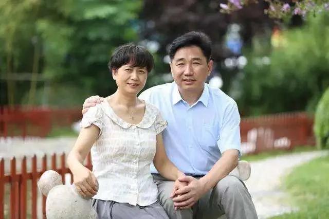 回顾: 48岁小区保安阿强娶60岁女人后,激动地向大家宣布:我终于上岸了