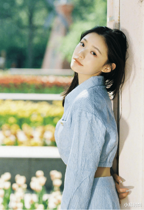 教师|林允最新的清爽简洁的营业照真养眼！浅色调的服饰搭配，简直绝美