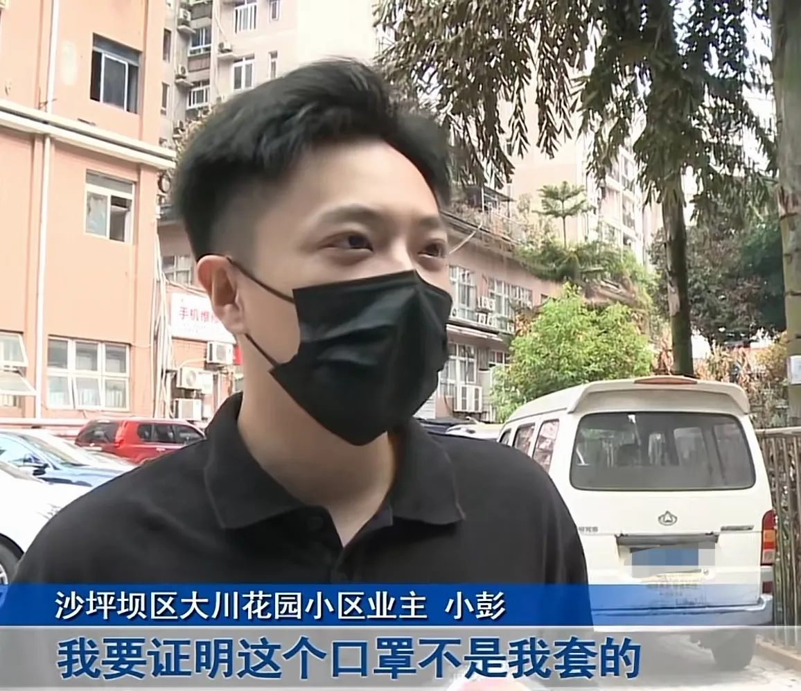 近日重庆,一男子开车外出办事,不料,他打开后备箱,准备拿东西